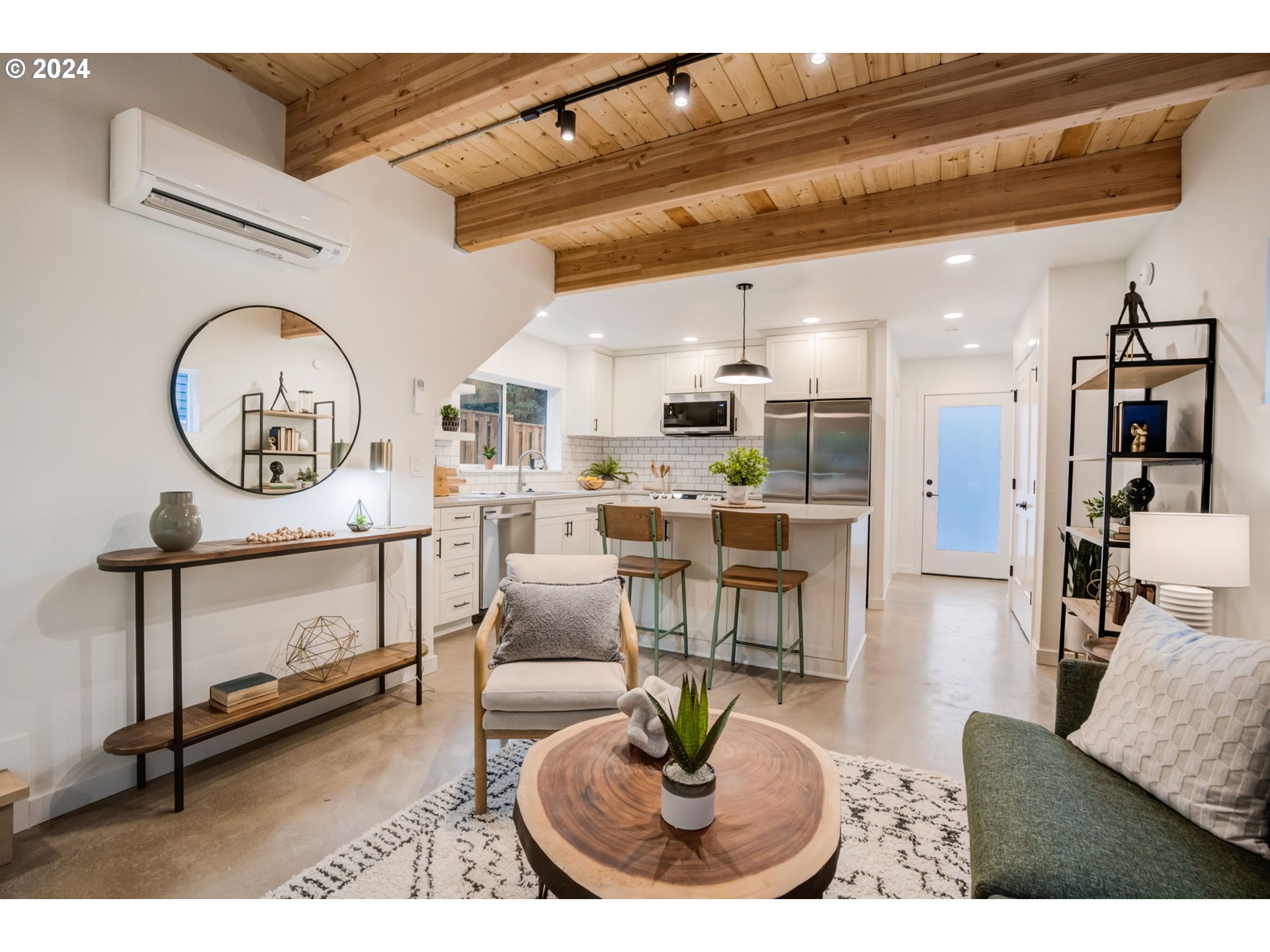 5025 Southwest Maplewood Road, Unit B Portland, OR 97219 - Photo 3 of 21 Gallery Image 3