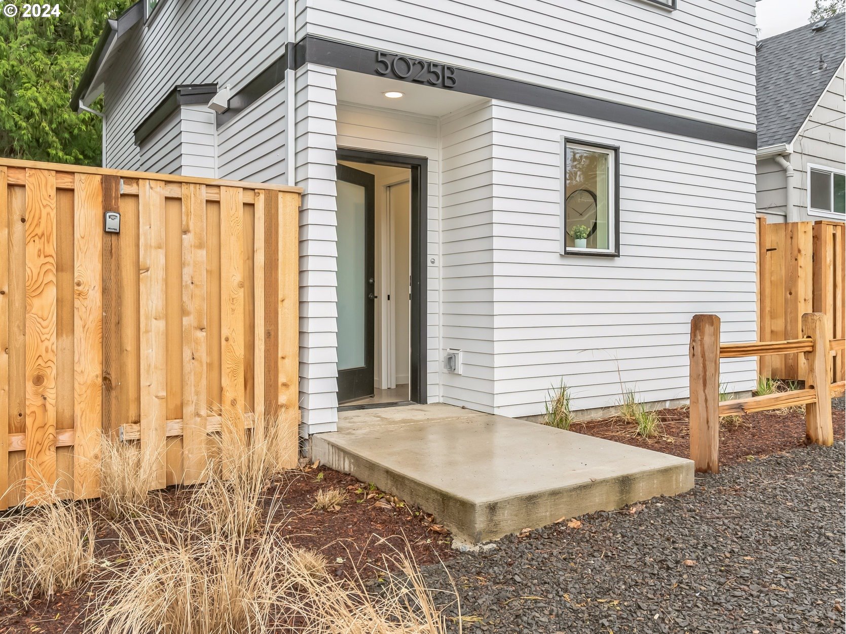 5025 Southwest Maplewood Road, Unit B Portland, OR 97219 - Photo 4 of 21 Gallery Image 4