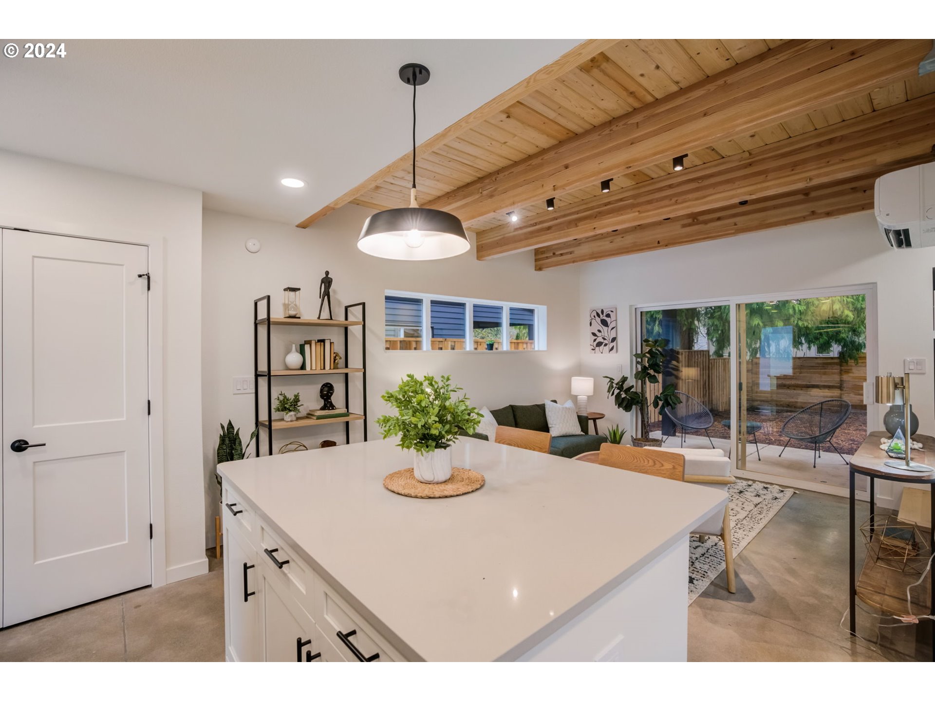 5025 Southwest Maplewood Road, Unit B Portland, OR 97219 - Photo 8 of 21 Gallery Image 8