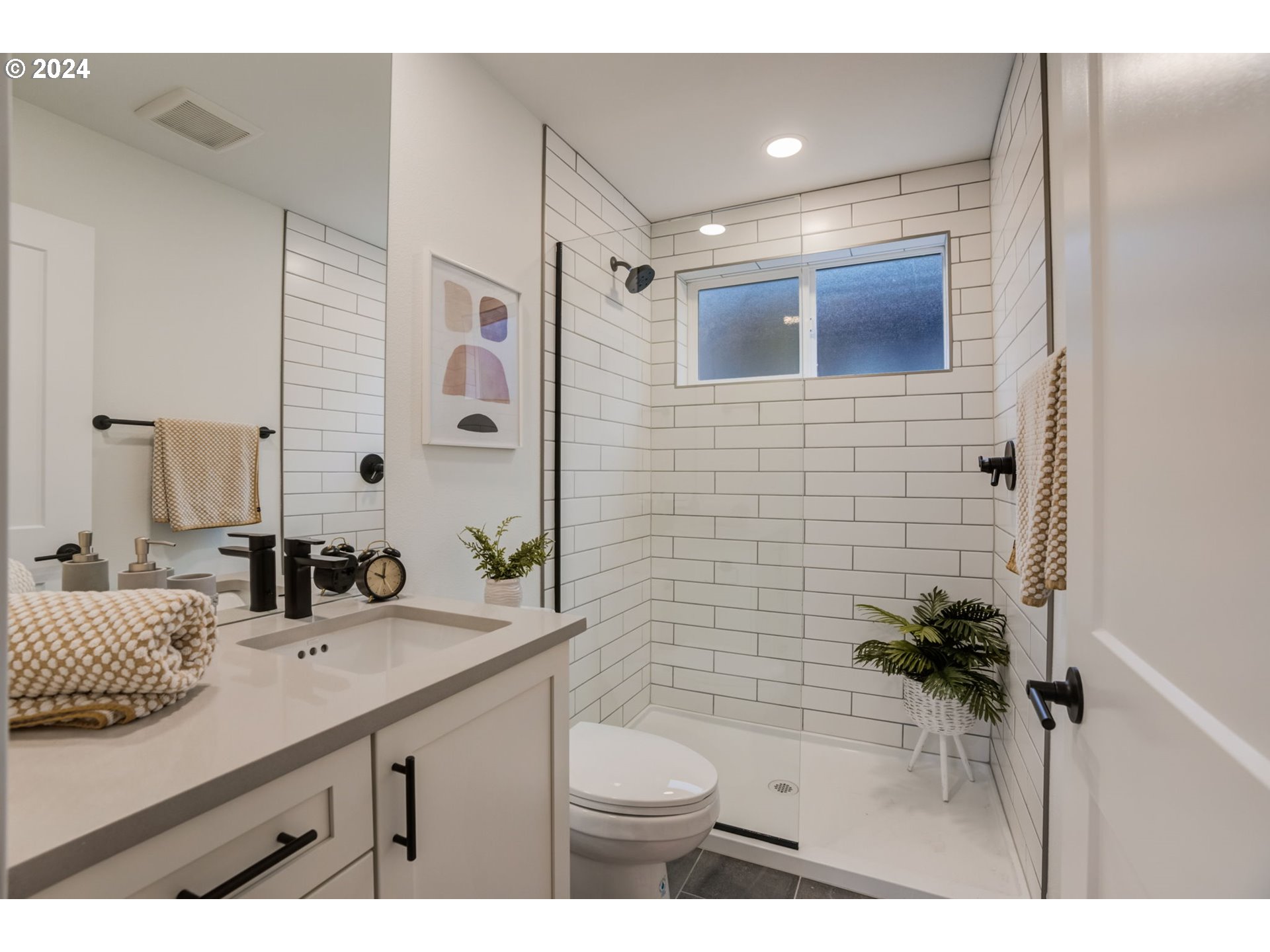 5025 Southwest Maplewood Road, Unit B Portland, OR 97219 - Photo 9 of 21 Gallery Image 9