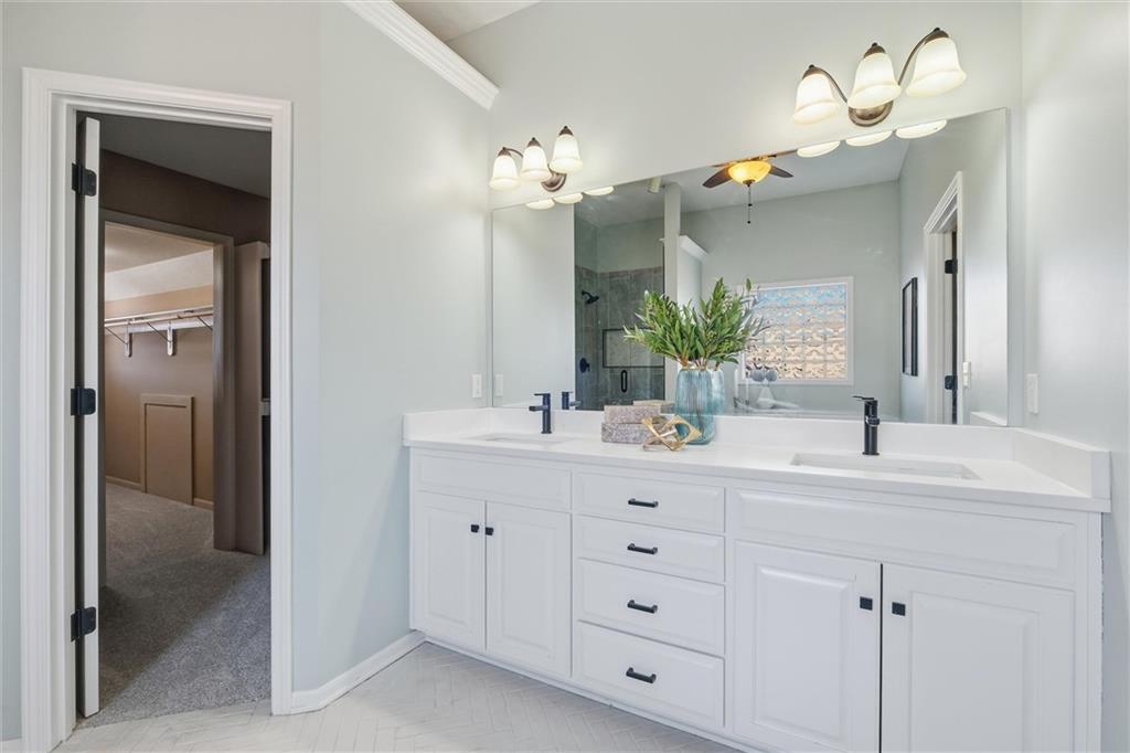 2236 Southwest HawkView Road Lee's Summit, MO 64082 - Photo 20 of 40