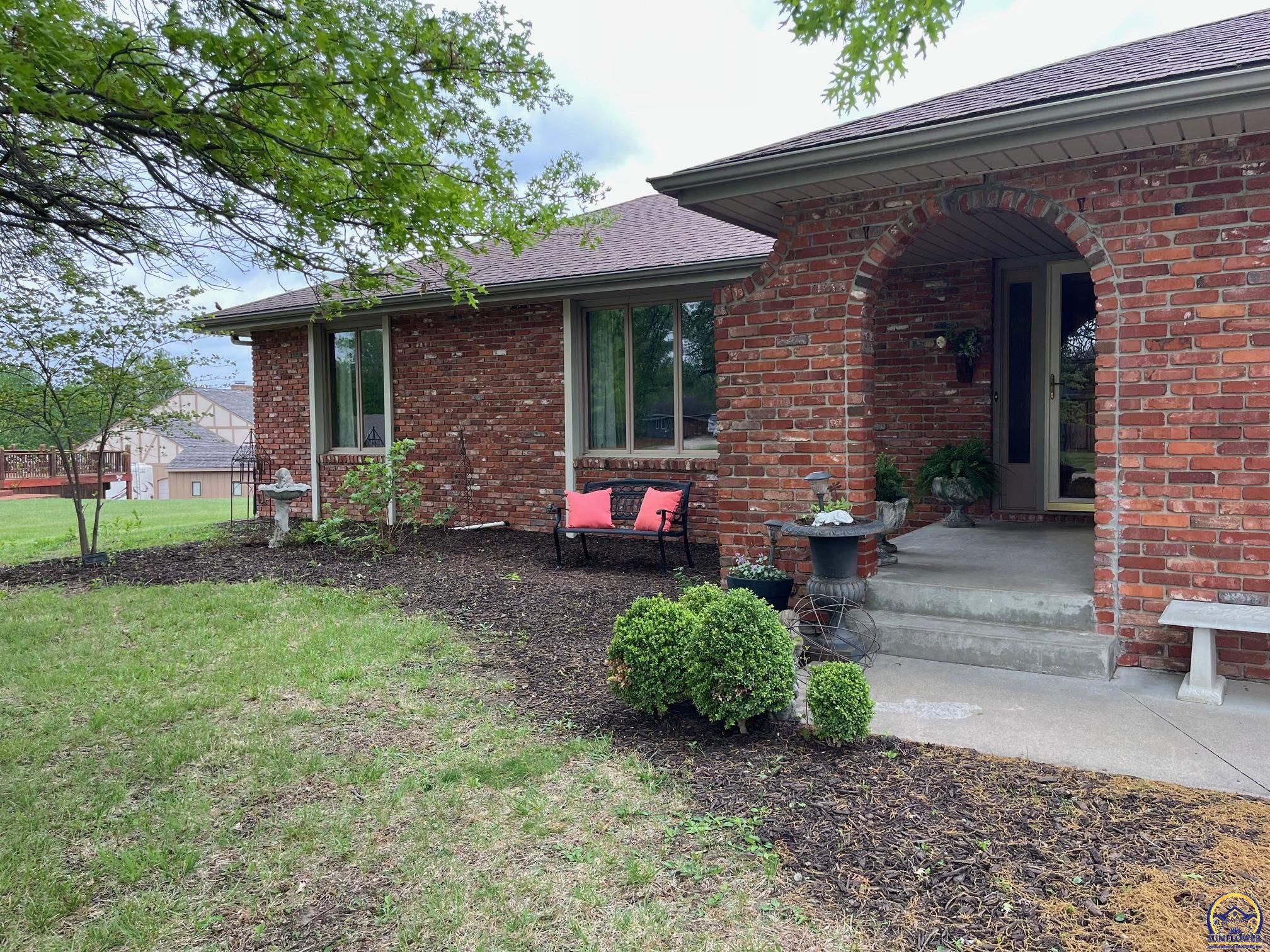 3808 Southwest Canterbury Town Road Topeka, KS 66610 - Photo 2 of 38