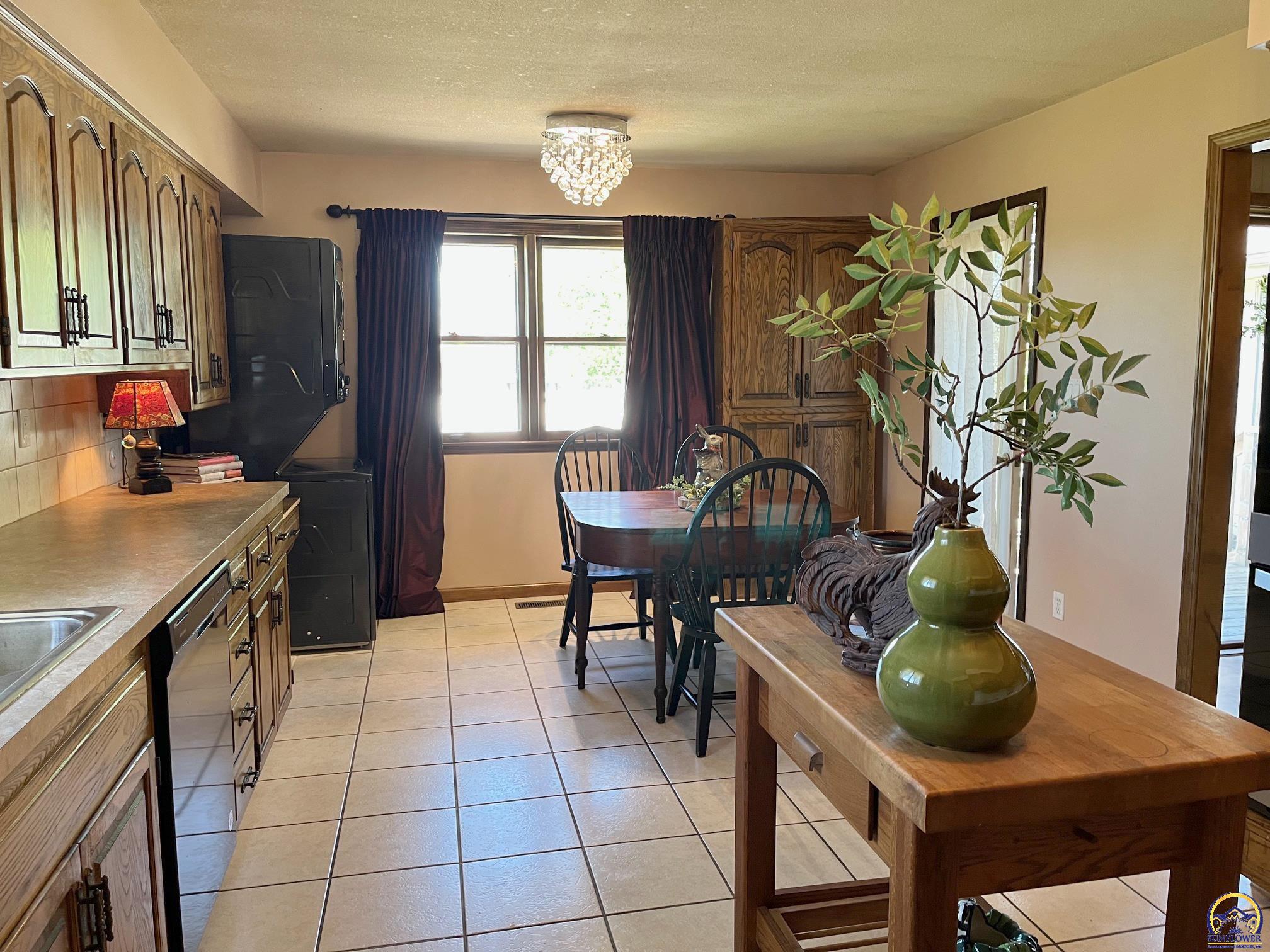 3808 Southwest Canterbury Town Road Topeka, KS 66610 - Photo 7 of 38