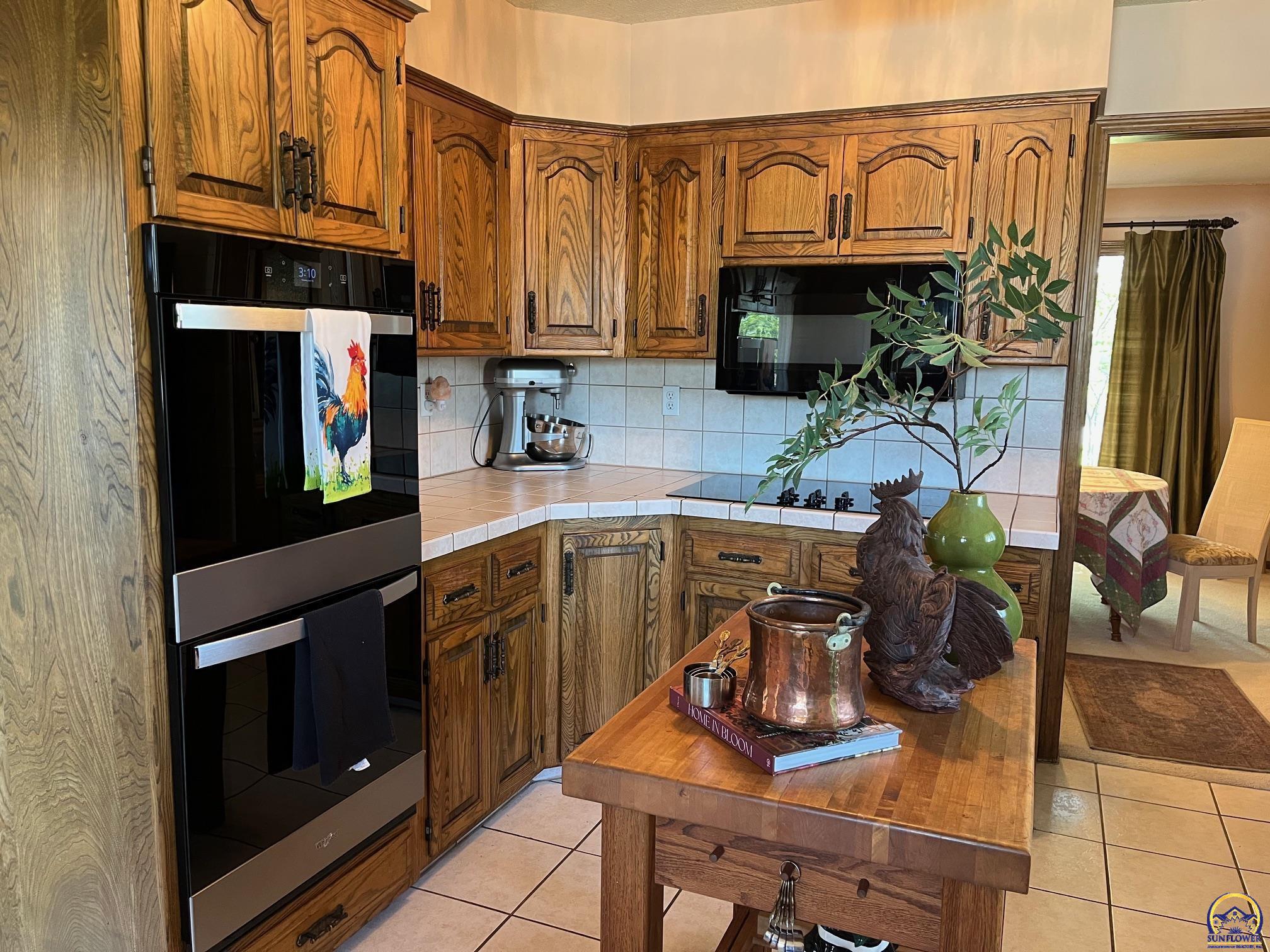 3808 Southwest Canterbury Town Road Topeka, KS 66610 - Photo 8 of 38