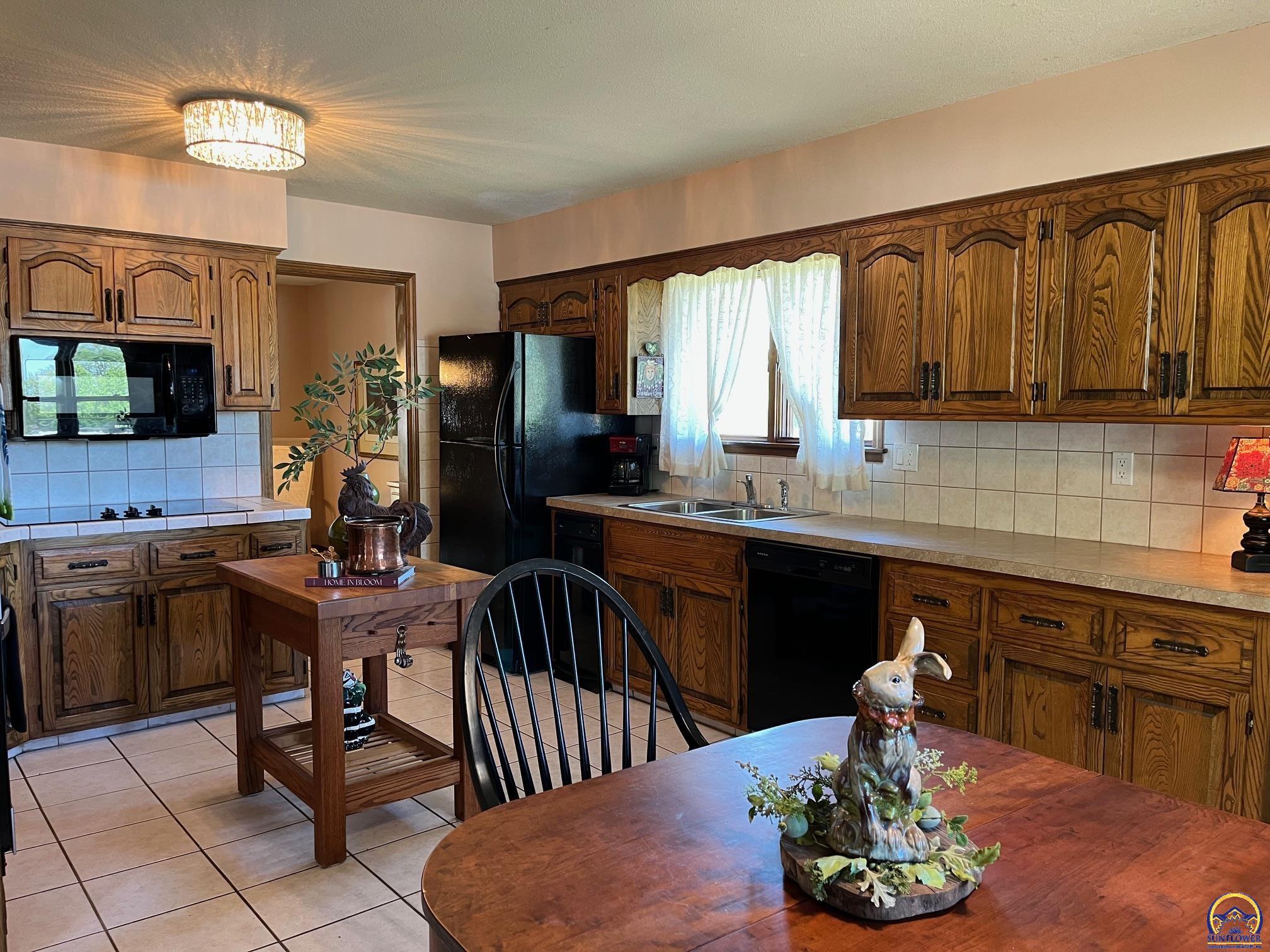 3808 Southwest Canterbury Town Road Topeka, KS 66610 - Photo 9 of 38