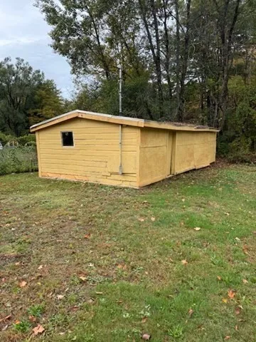 a view of a backyard