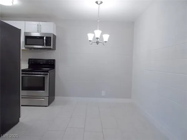 $1,000 | 625 South Royal Crest Circle, Unit 5, Las Vegas, NV 89169