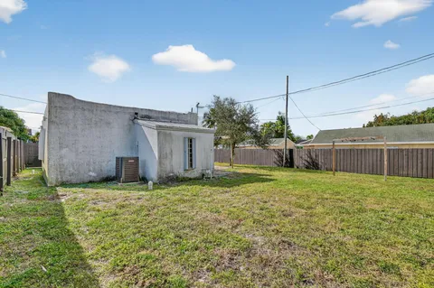 a view of a backyard