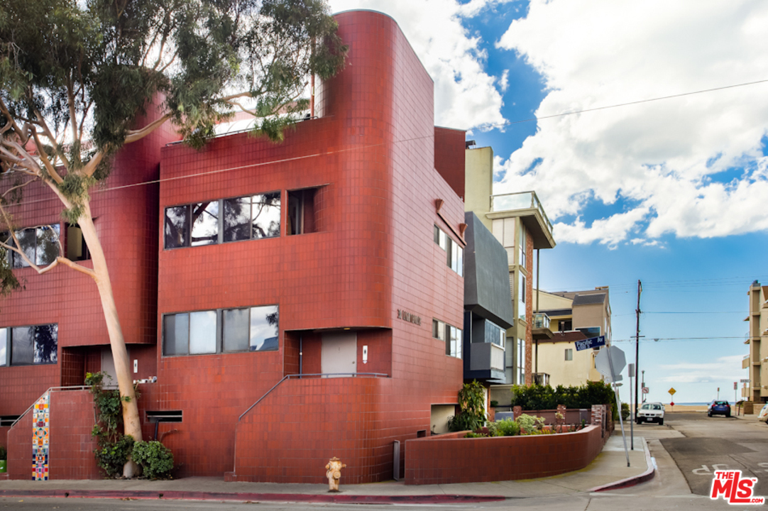 30 Lighthouse Street, Unit 1 Marina del Rey, CA 90292 - Photo 5 of 20 a front view of a multi story residential apartment building