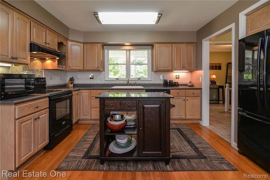 1343 Lone Tree Road Milford, MI 48380 - Photo 20 of 56 33_22.jpg