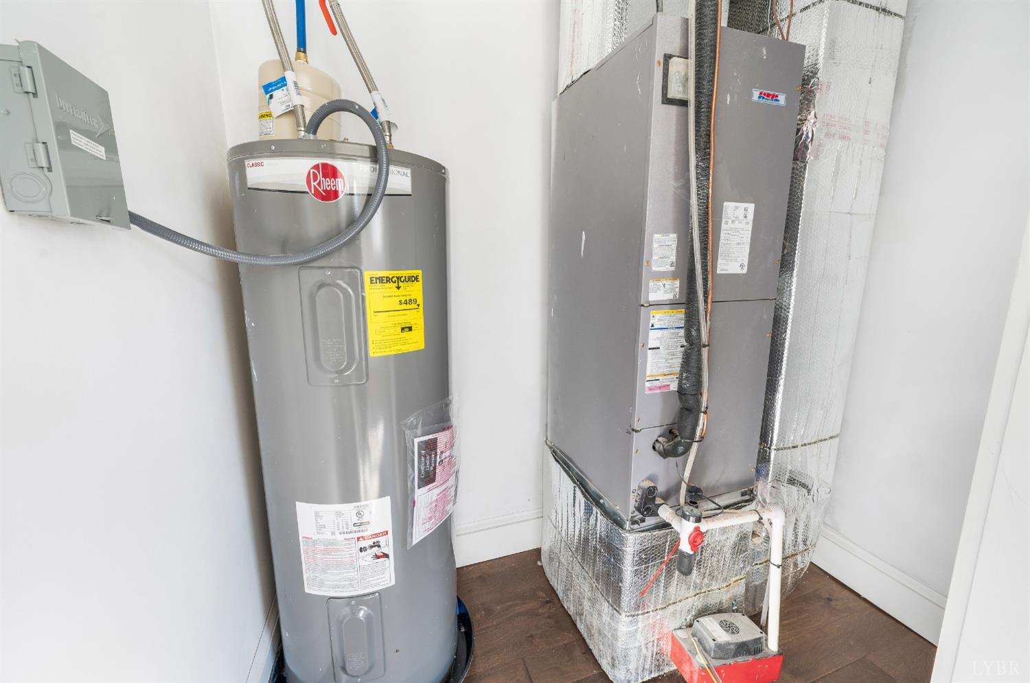 2927 Langhorne Road Lynchburg, VA 24501 - Photo 20 of 48 a view of living room with furniture and rug floor