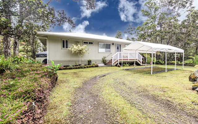 a view of a house with backyard