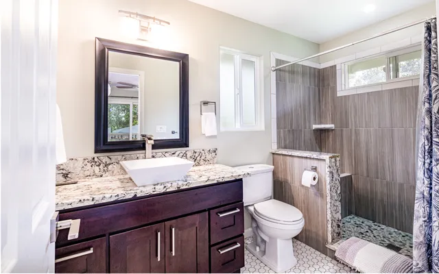 a view of a back yard