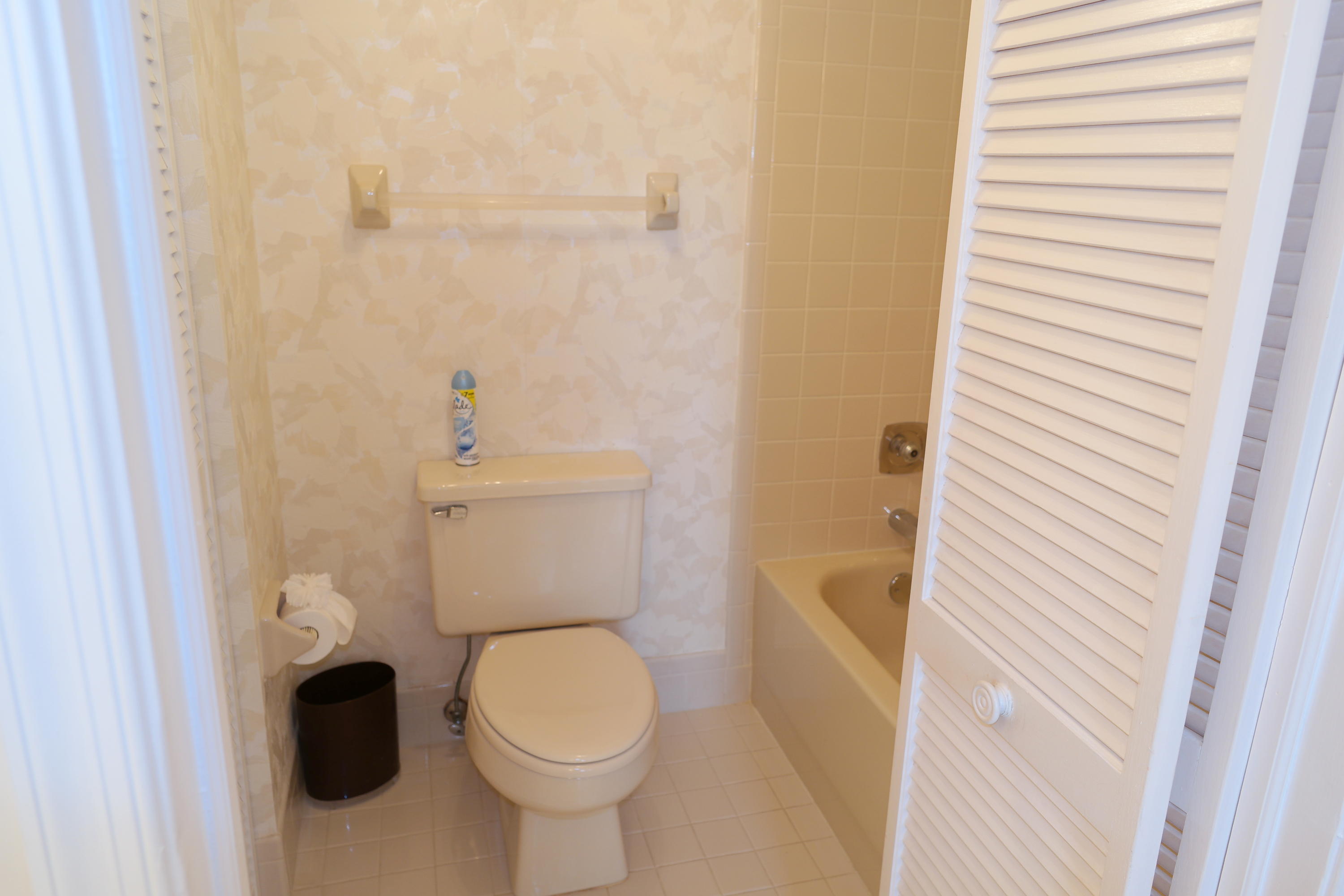 9170 Southwest 14th Street, Unit 4109 Boca Raton, FL 33428 - Photo 8 of 19 MASTER WATER CLOSET AND BATHTUB