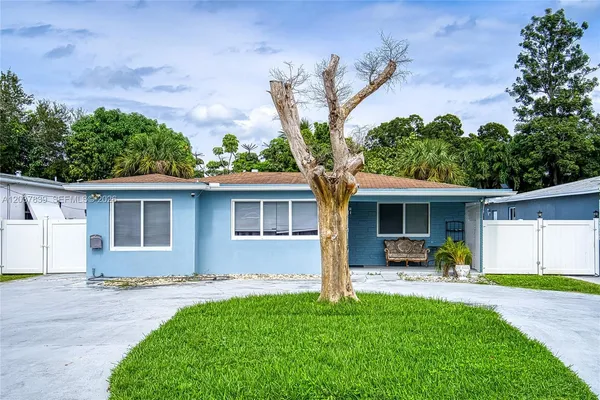 $3,800 | 644 Southwest 7th Court, Hallandale Beach, FL 33009