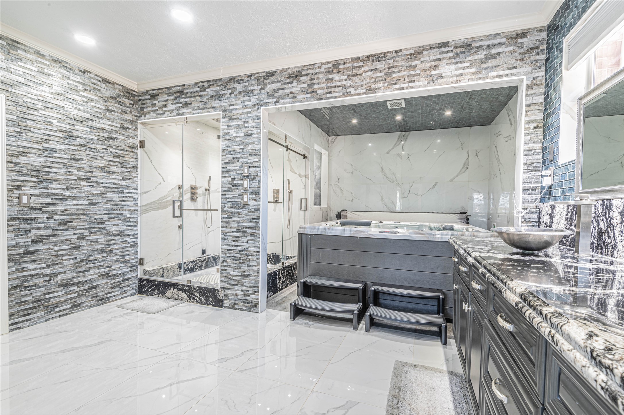 4702 Oasis Point Katy, TX 77493 - Photo 19 of 43 a room with table and chairs