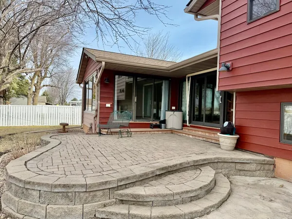 $445,000 | 1665 Oakwood Drive, Worthington, MN 56187