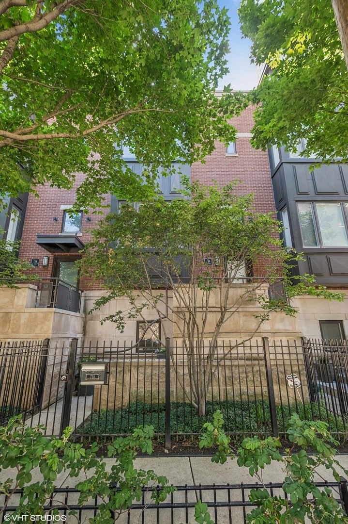 738 North Hudson Ave  