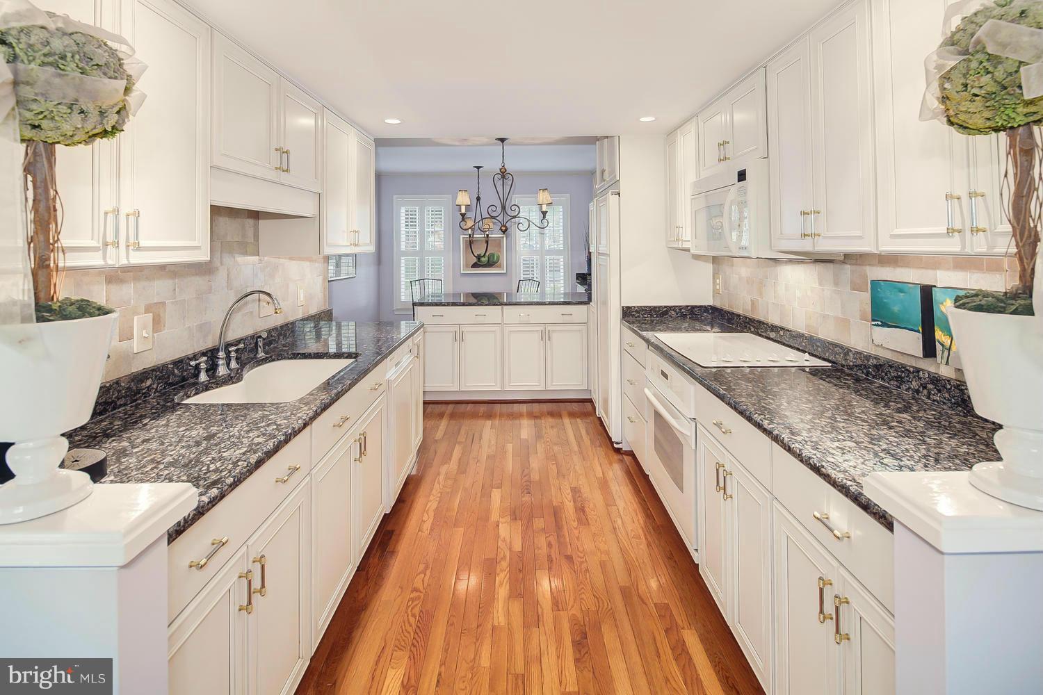 2152 Greenkeepers Court Reston, VA 20191 - Photo 8 of 29 Kitchen