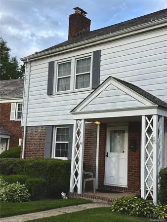$4,850 | 22 Bayview Court, Manhasset, NY 11030