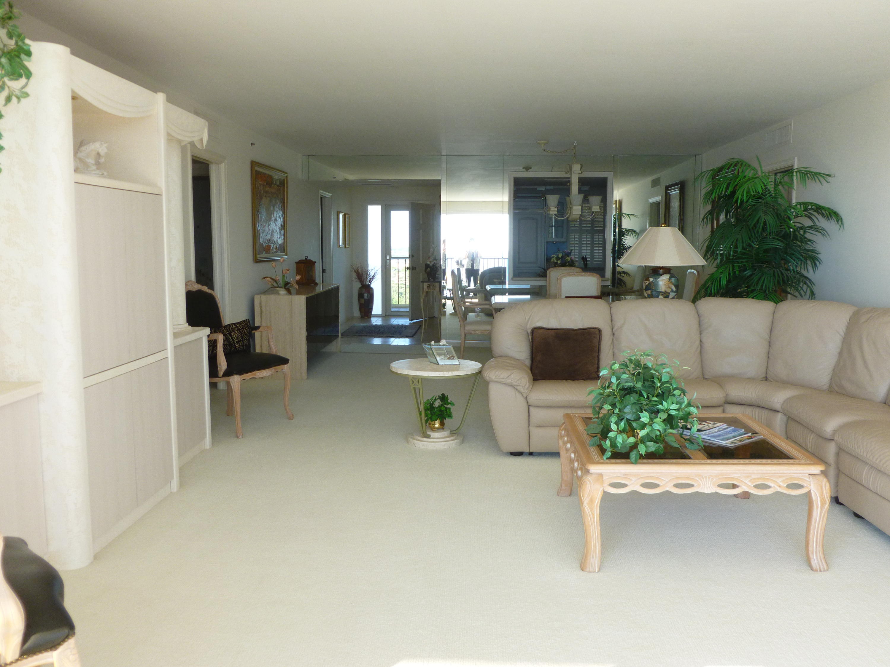 400 South Beach Road, Unit 1102 Jupiter, FL 33469 - Photo 3 of 37 LIVING ROOM