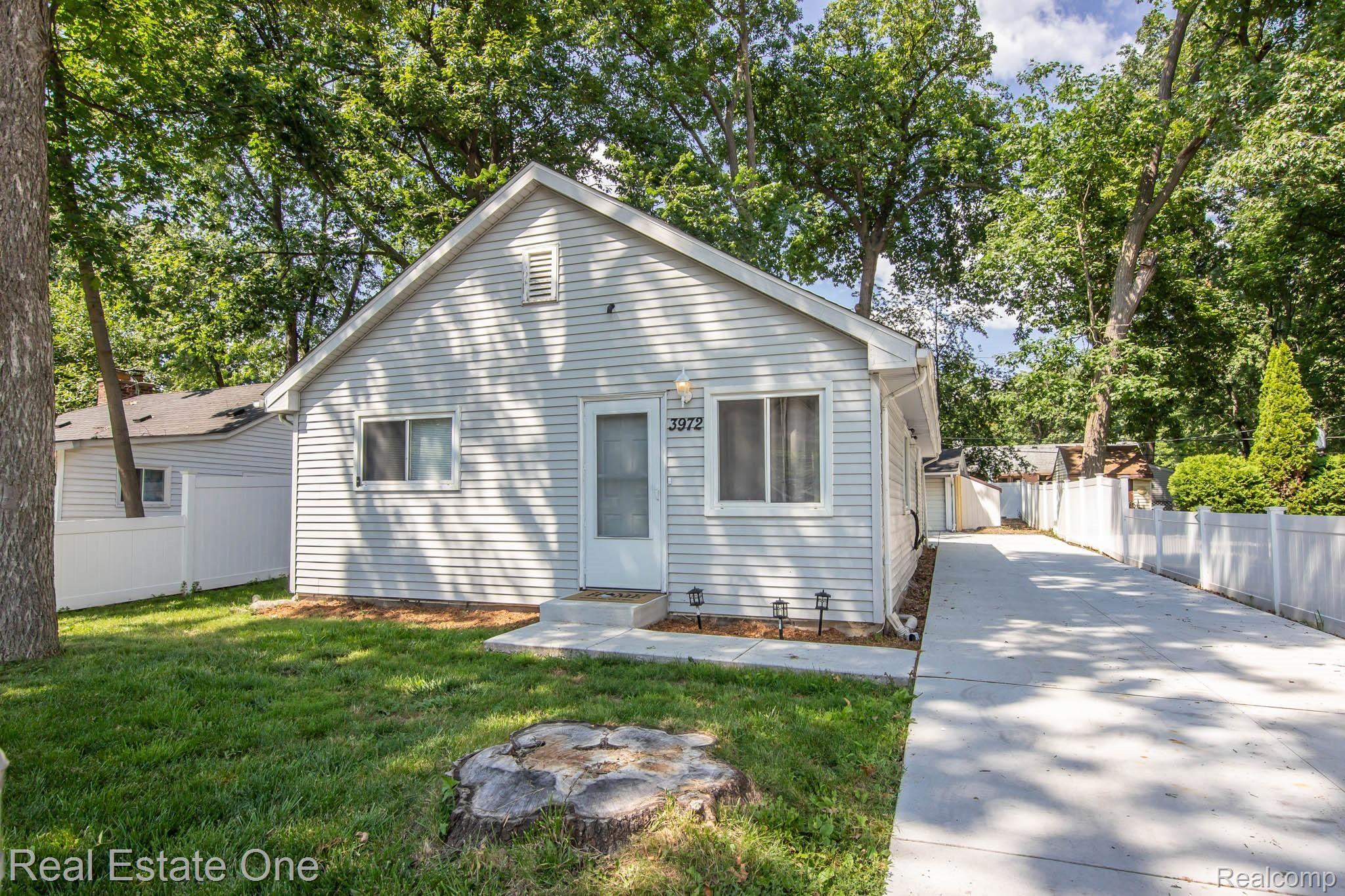 3972 Oak Knoll Road Waterford, MI 48328 - Photo 1 of 26 IMG_0915.jpg