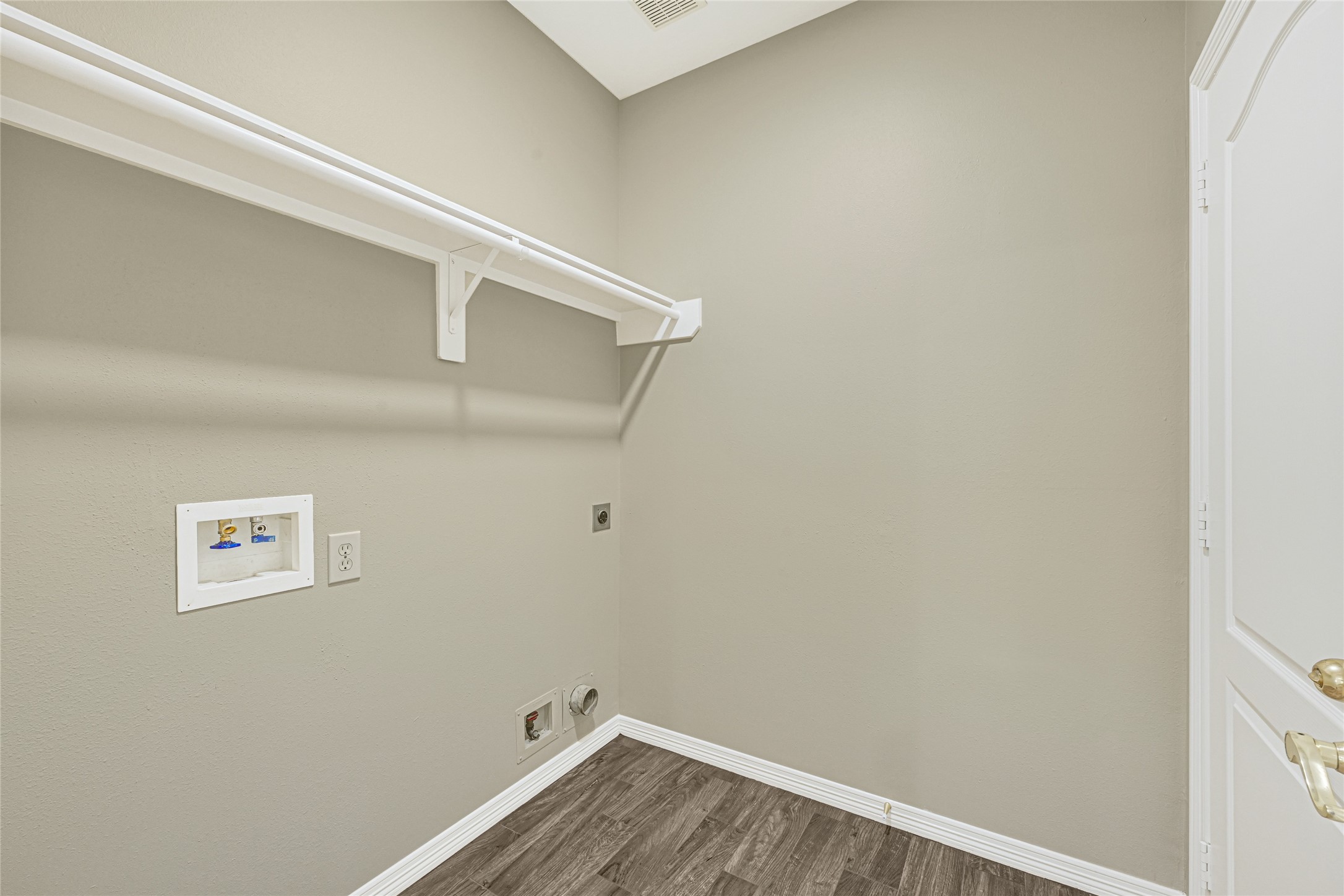 2518 Forge Creek Road Houston, TX 77067 - Photo 14 of 25 a view of a hallway