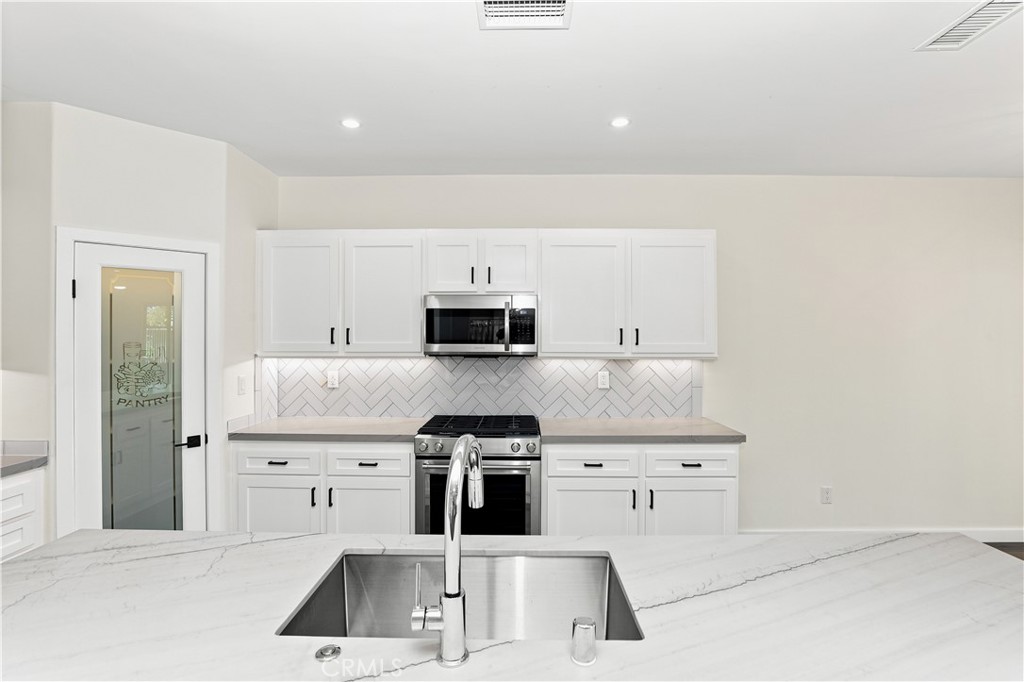 16223 Blue Haven Court Riverside, CA 92503 - Photo 9 of 41 Kitchen