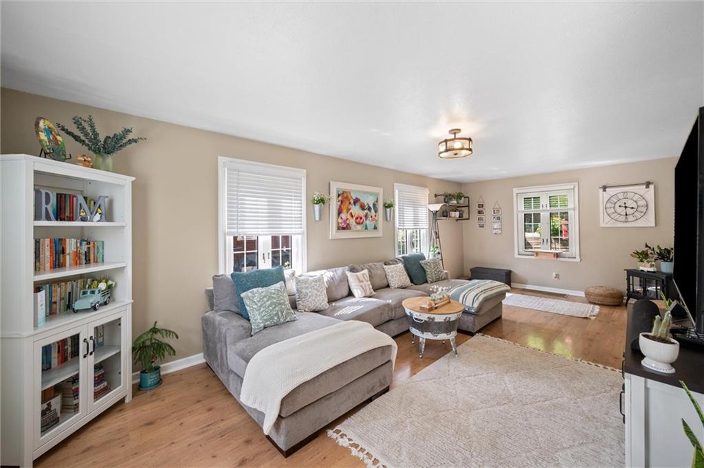 140 Rolshouse Road Pittsburgh, PA 15237 - Photo 3 of 29 Gallery Image 3