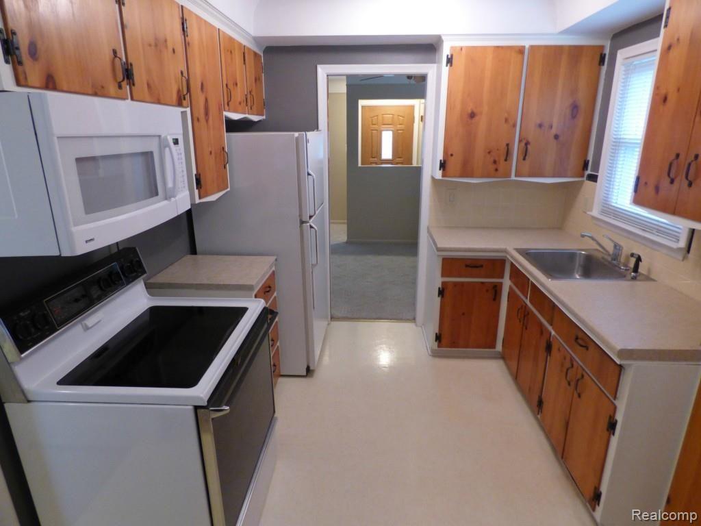 9818 Farmington Road Livonia, MI 48150 - Photo 20 of 34 P1080234.jpg
