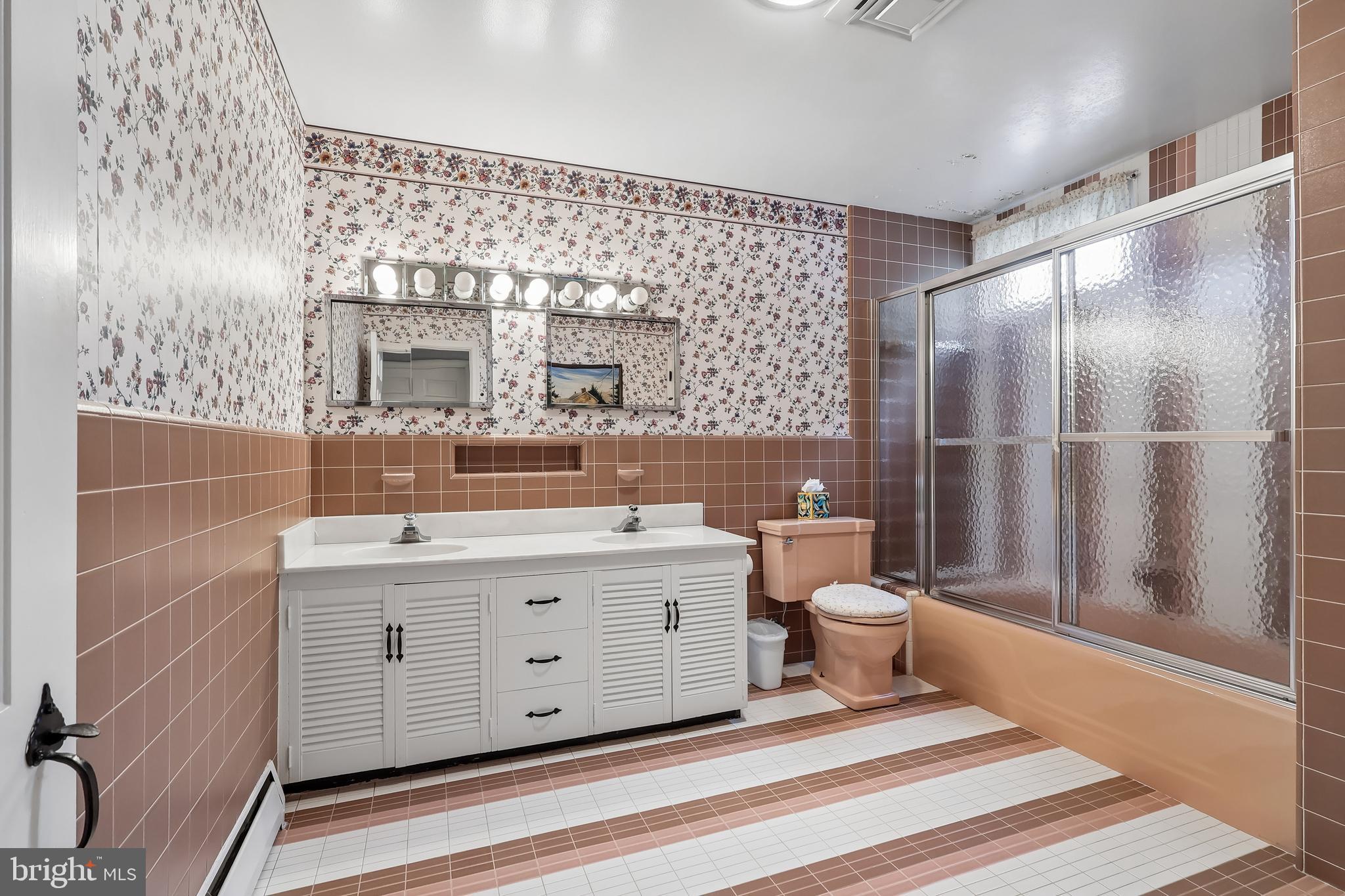 983 Palmers Mill Road Media, PA 19063 - Photo 46 of 83 Super large hallway bath