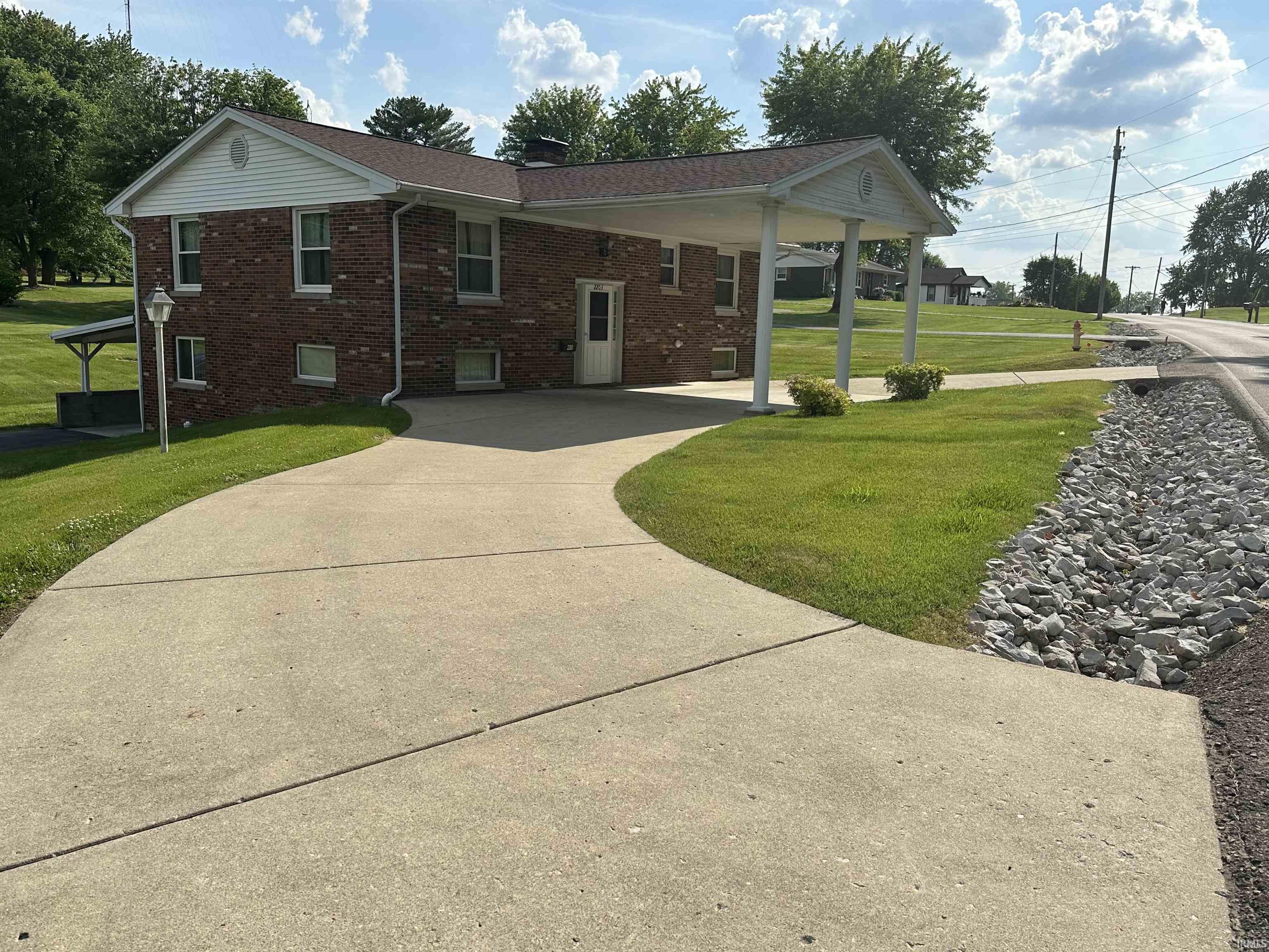 2203 East Lake Road Princeton, IN 47670 - Photo 3 of 33 Gallery Image 3
