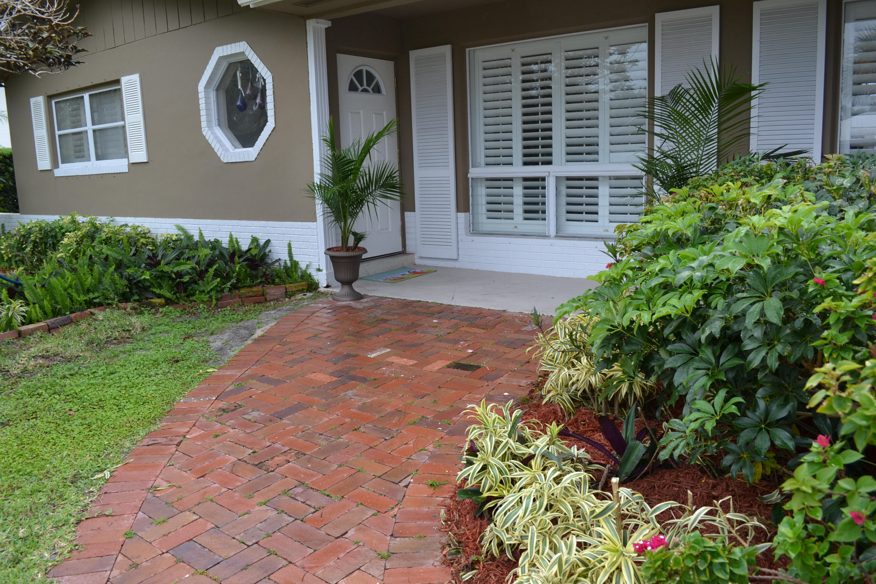 818 West Camino Real Boca Raton, FL 33486 - Photo 4 of 30 4_Front_Garden