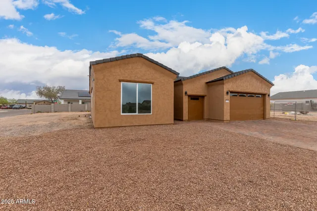 a view of a house with a backyard