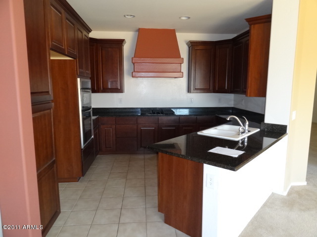 3299 East Franklin Avenue Gilbert, AZ 85295 - Photo 35 of 37 023-324396 KITCHEN