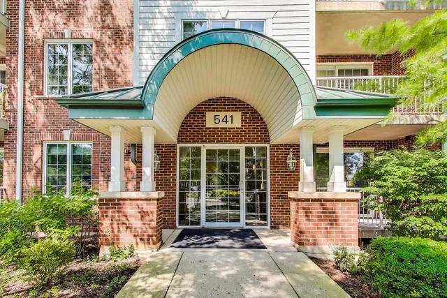 $359,900 | 541 North Hough Street, Unit 106, Barrington, IL 60010