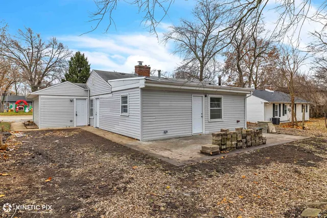 a view of a house with backyard