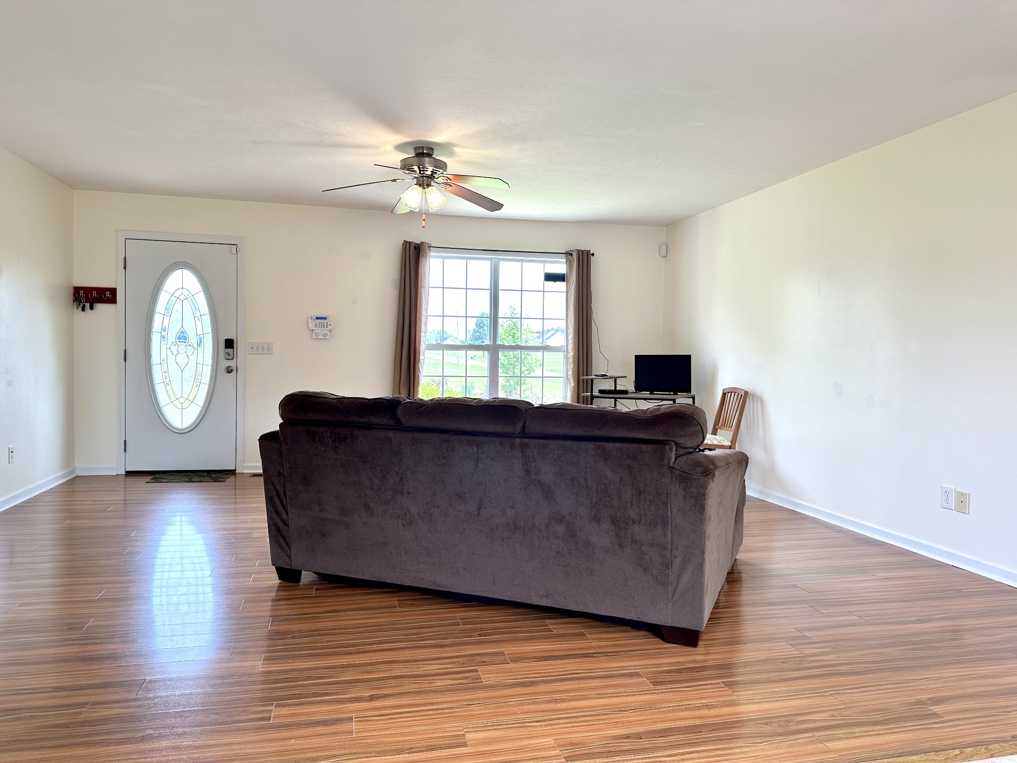 26 Ridgeline Drive Fayetteville, TN 37334 - Photo 8 of 39 a living room with furniture and a window
