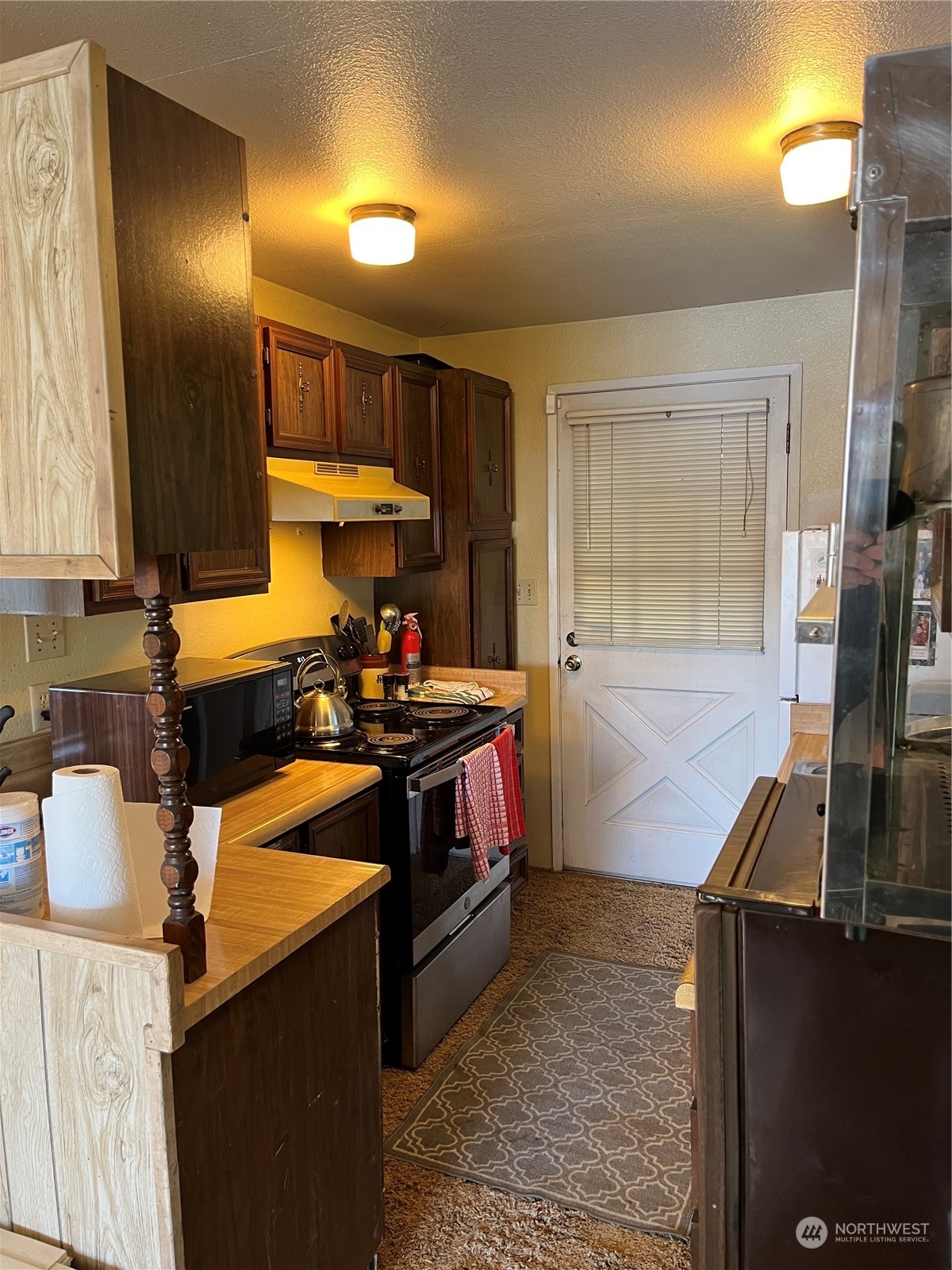 1481 Griffith Point Road Nordland, WA 98358 - Photo 10 of 39 a kitchen that has a lot of cabinets in it