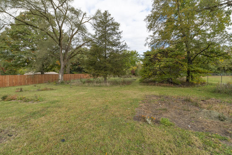 115 Ontario Road Niles, MI 49120 - Photo 33 of 40 115 Ontario Rd Niles Yard 4