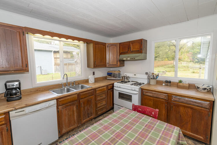115 Ontario Road Niles, MI 49120 - Photo 7 of 40 115 Ontario Rd Niles Kitchen 2