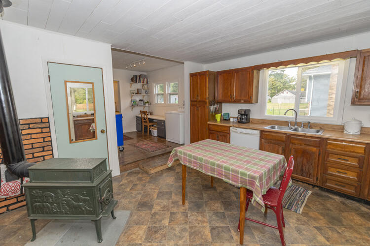 115 Ontario Road Niles, MI 49120 - Photo 8 of 40 115 Ontario Rd Niles Kitchen 3