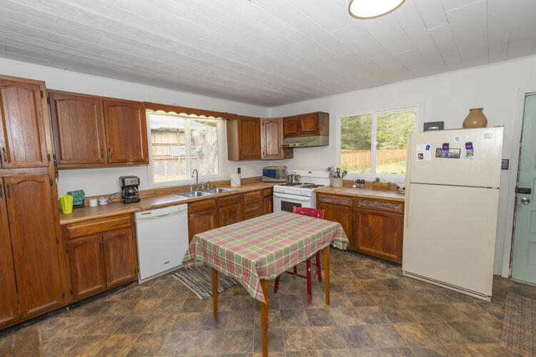 115 Ontario Road Niles, MI 49120 - Photo 10 of 40 115 Ontario Rd Niles Kitchen