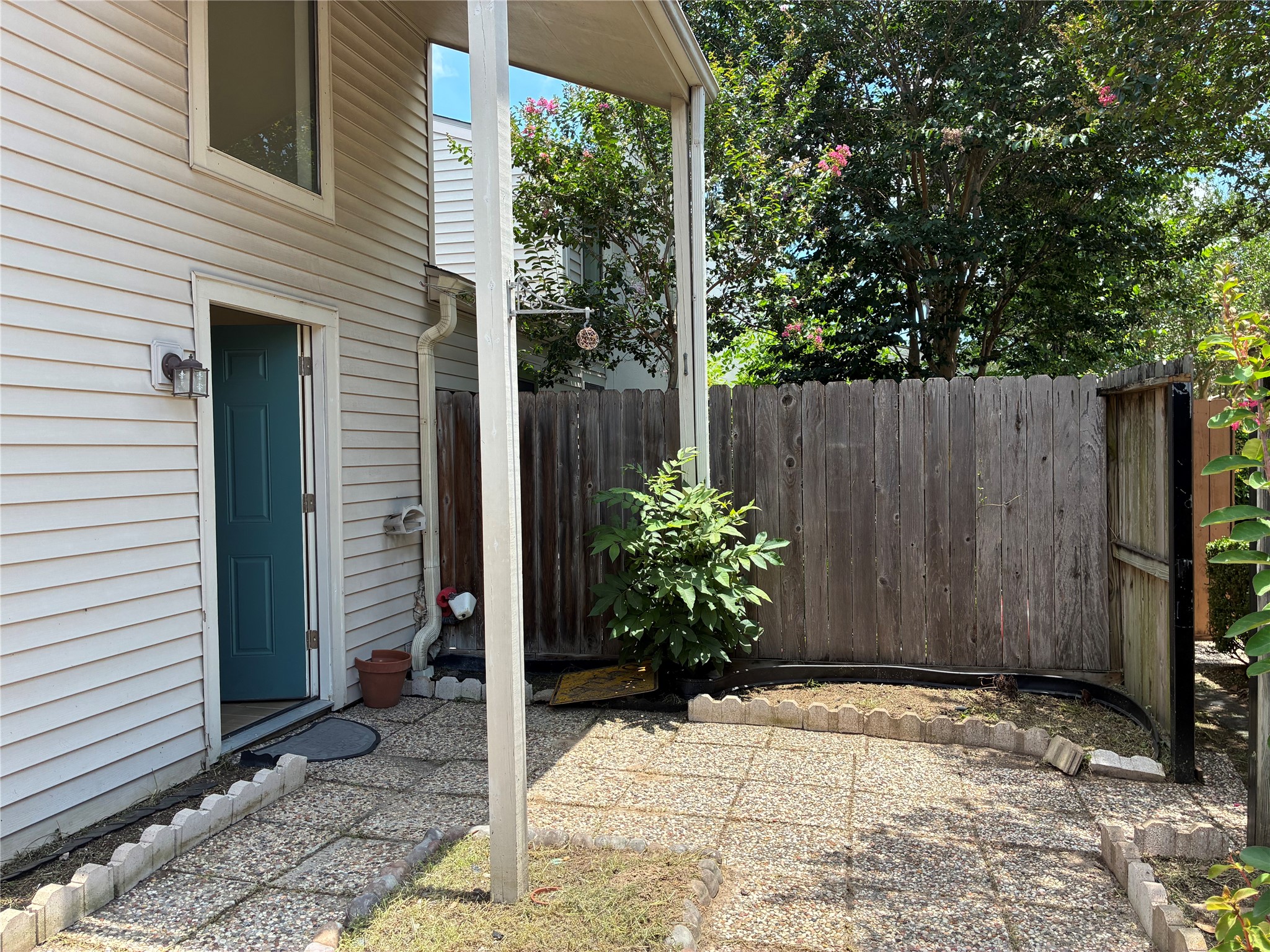 6401 Deihl Road, Unit 1011 Houston, TX 77092 - Photo 2 of 16 a view of a backyard with potted plants