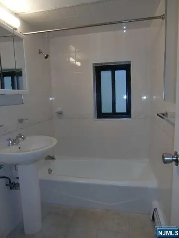 $1,675 | 9 Columbia Terrace, Unit 1B, Edgewater, NJ 07020