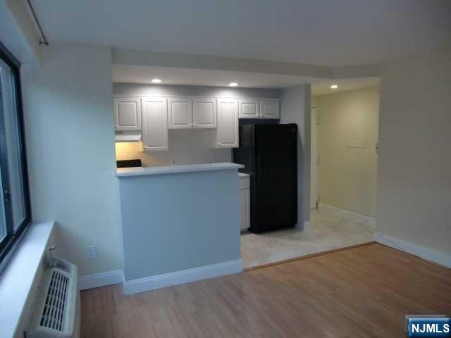 9 Columbia Terrace, Unit 1B Edgewater, NJ 07020 - Photo 6 of 19