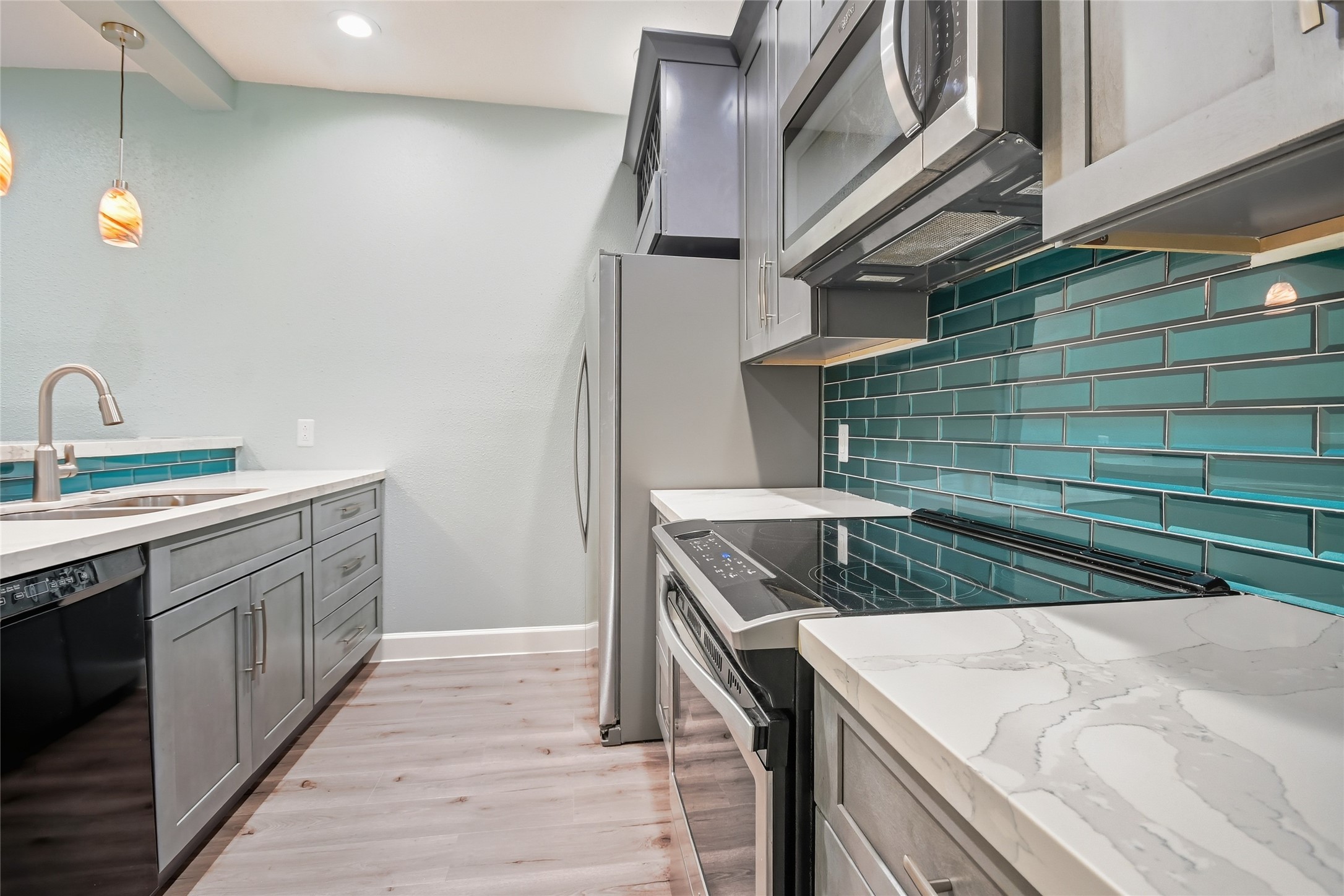 18809 Egret Bay Boulevard, Unit 112 Webster, TX 77058 - Photo 11 of 48 a kitchen that has a sink and a stove