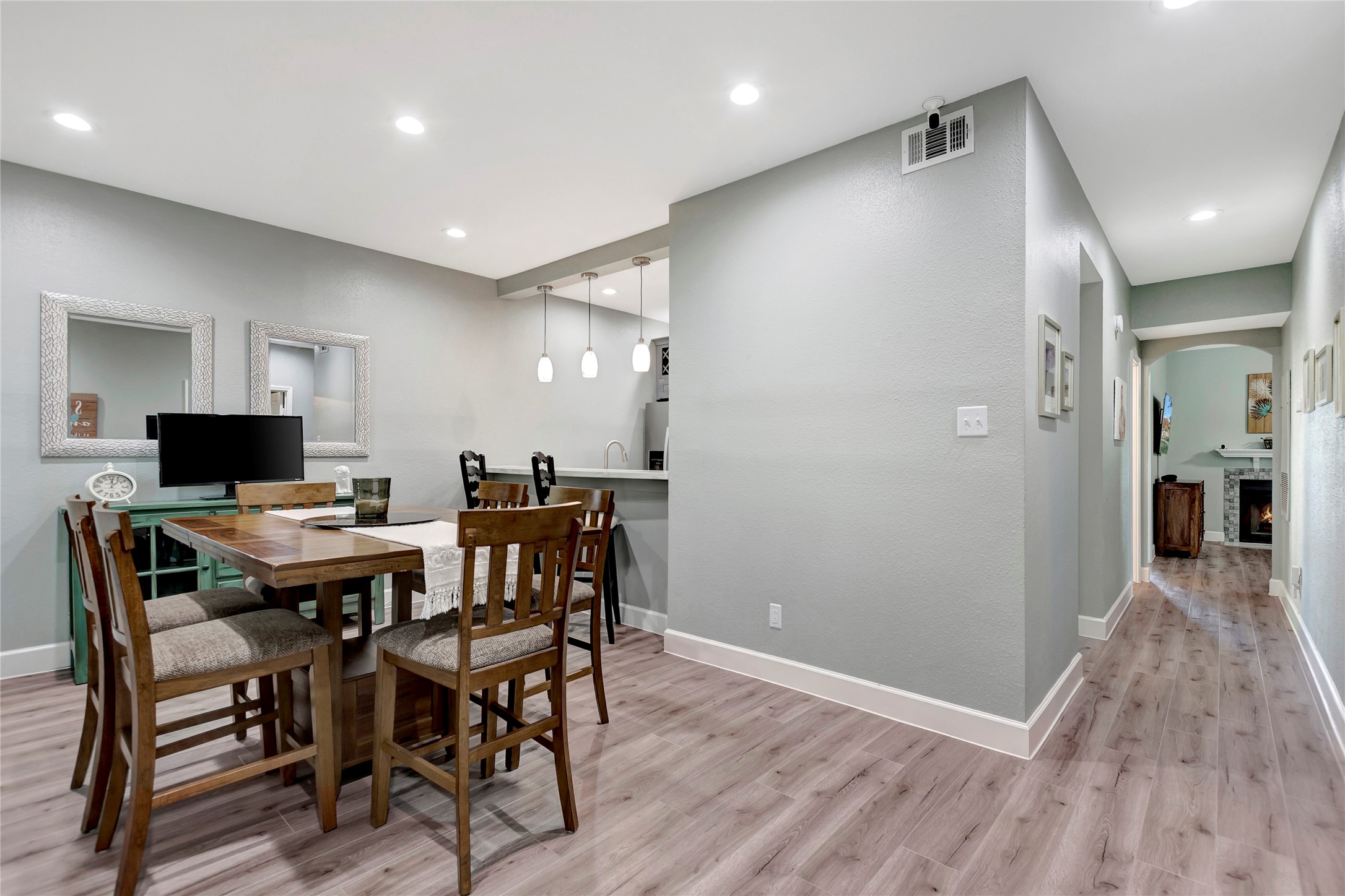 18809 Egret Bay Boulevard, Unit 112 Webster, TX 77058 - Photo 19 of 48 a view of a dining room with furniture