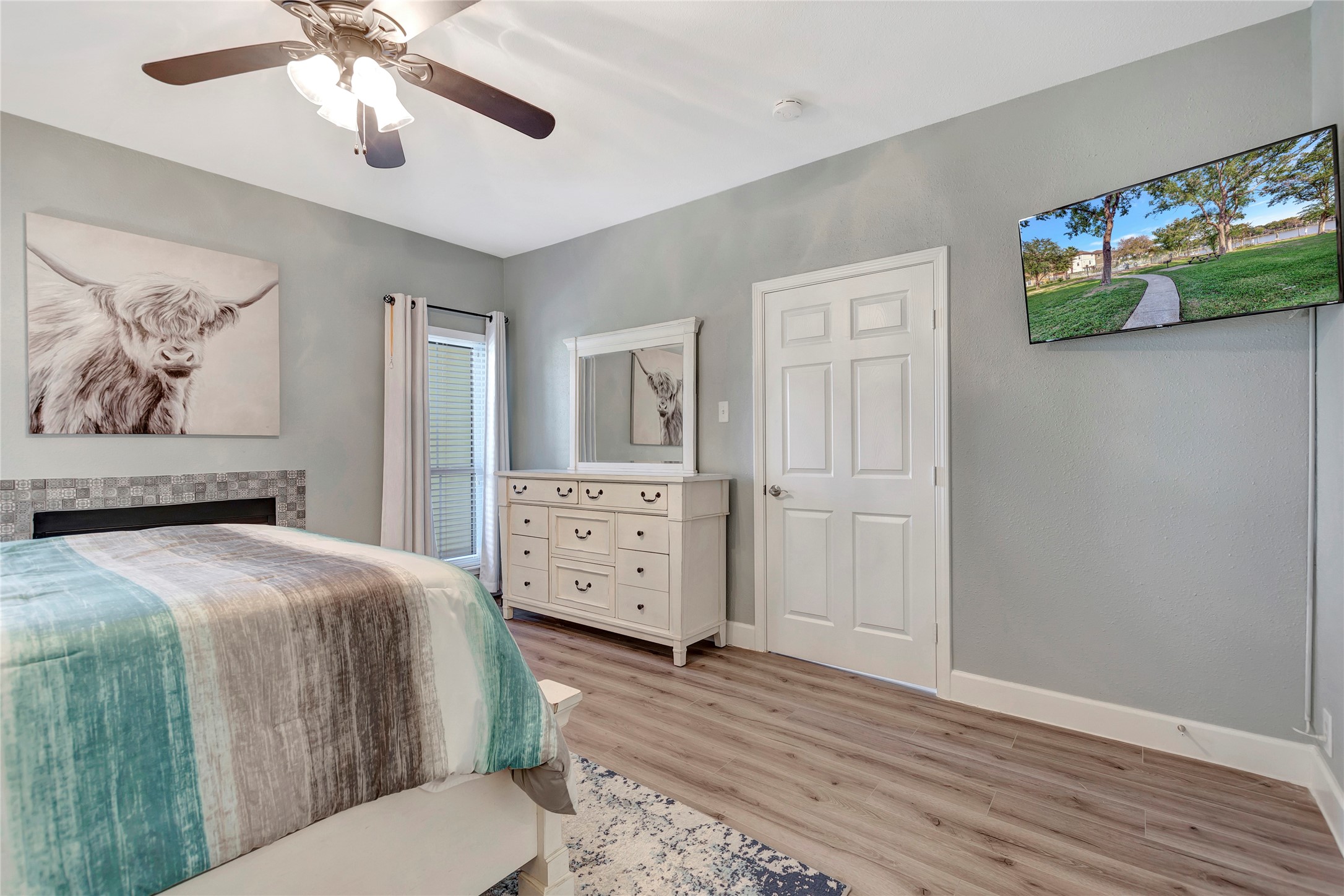 18809 Egret Bay Boulevard, Unit 112 Webster, TX 77058 - Photo 23 of 48 a bedroom with a bed and a chandelier