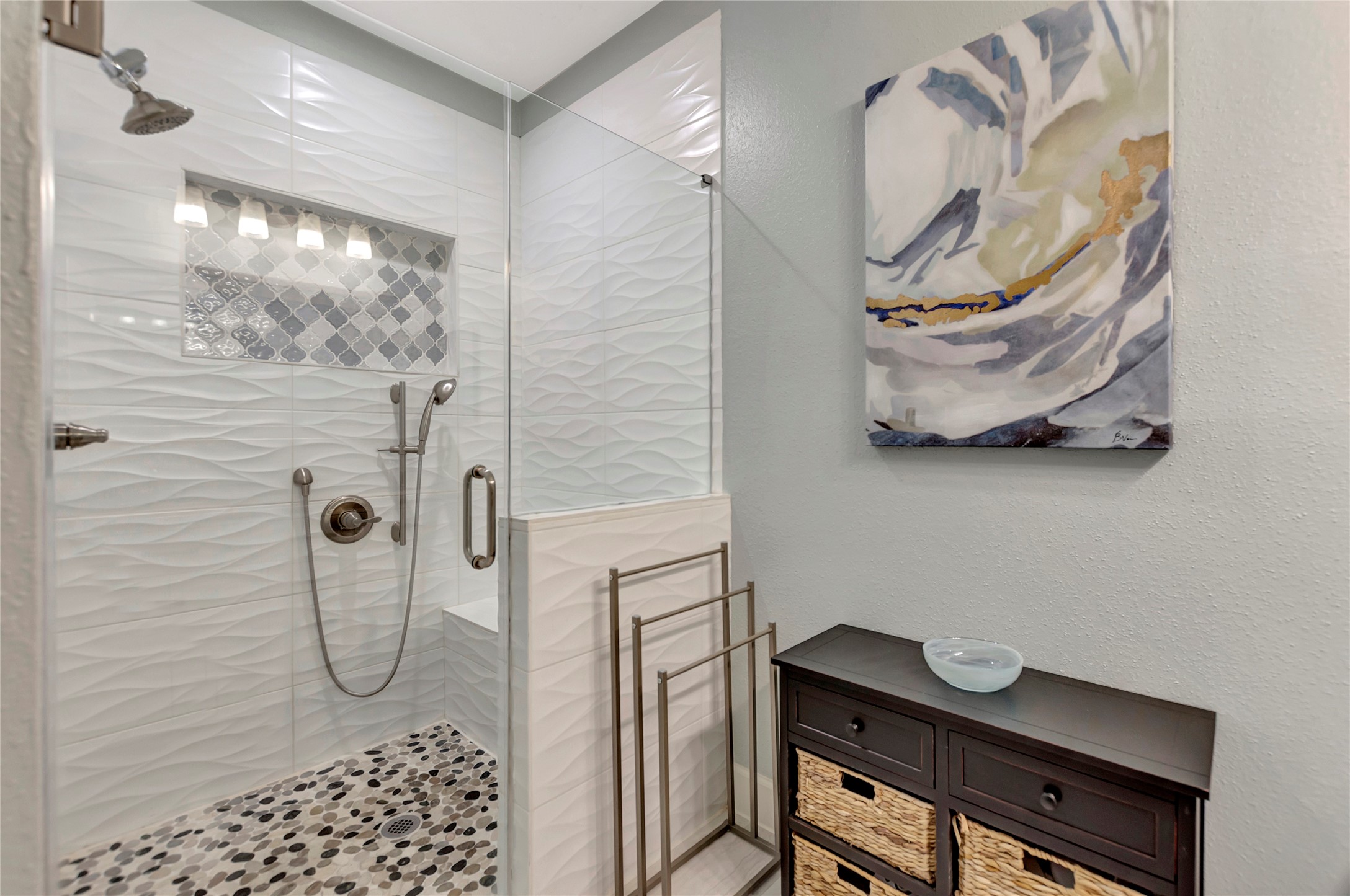 18809 Egret Bay Boulevard, Unit 112 Webster, TX 77058 - Photo 25 of 48 a bathroom with a sink and mirror